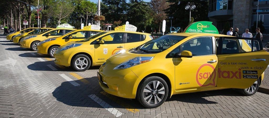 Reduciendo las emisiones de carbono con vehículos eléctricos — ¡Conoce a Saytaxi Albania!